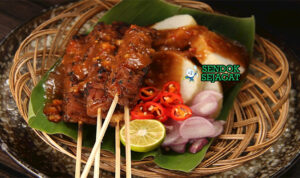 Sate Kere Yogyakarta dengan bumbu kacang dan irisan bawang