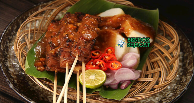 Sate Kere Yogyakarta dengan bumbu kacang dan irisan bawang