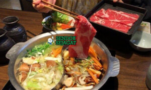 japanese Shabu Shabu dengan daging tipis dan sayuran di panci kaldu