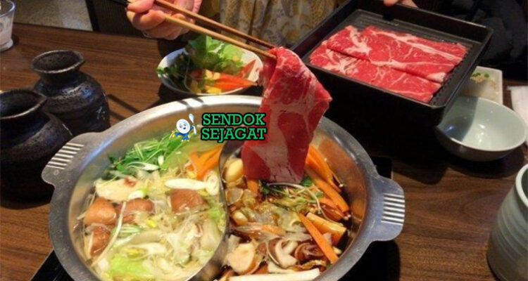 japanese Shabu Shabu dengan daging tipis dan sayuran di panci kaldu