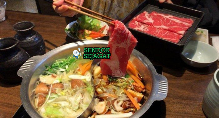 japanese Shabu Shabu dengan daging tipis dan sayuran di panci kaldu