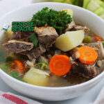 Sop Balungan dengan tulang sapi, sayuran, dan kuah bening