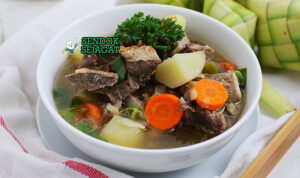 Sop Balungan dengan tulang sapi, sayuran, dan kuah bening