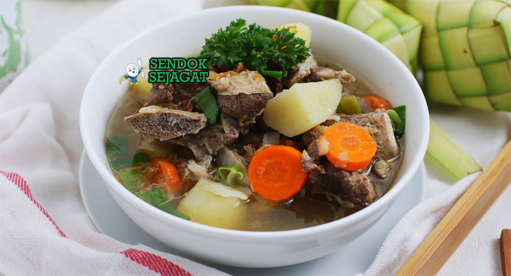 Sop Balungan dengan tulang sapi, sayuran, dan kuah bening
