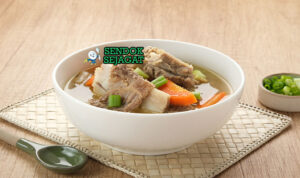 Sop Buntut Betawi dengan oxtail dan kuah rempah di mangkuk saji