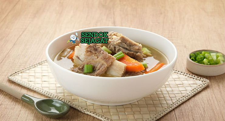 Sop Buntut Betawi dengan oxtail dan kuah rempah di mangkuk saji