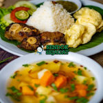 Sop Buntut Goreng dengan kuah dan buntut renyah di mangkuk saji