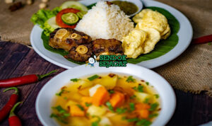 Sop Buntut Goreng dengan kuah dan buntut renyah di mangkuk saji