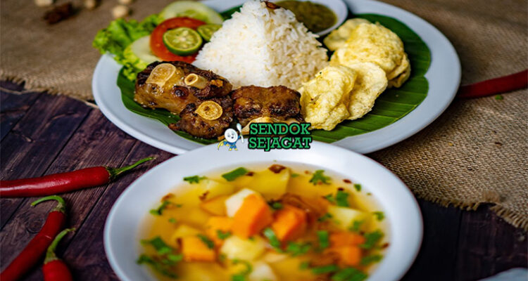 Sop Buntut Goreng dengan kuah dan buntut renyah di mangkuk saji