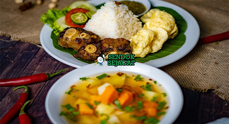 Sop Buntut Goreng dengan kuah dan buntut renyah di mangkuk saji
