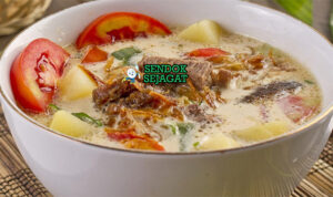 Sop Kambing Betawi dengan daging kambing dan kuah santan di mangkuk saji