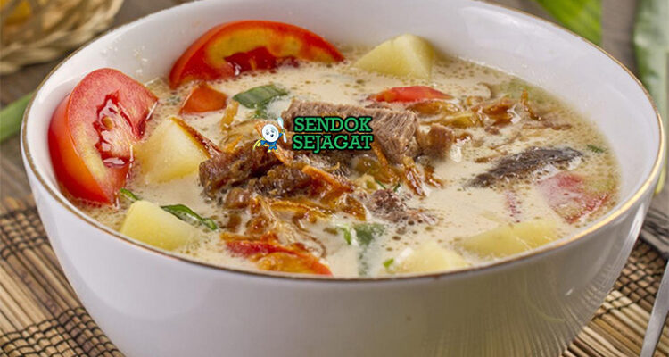 Sop Kambing Betawi dengan daging kambing dan kuah santan di mangkuk saji