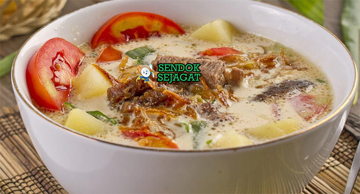 Sop Kambing Betawi dengan daging kambing dan kuah santan di mangkuk saji