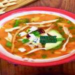 Sopa Azteca dengan tortilla renyah dan hiasan alpukat di mangkuk saji