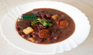 Sopa de Pedra dengan kacang merah dan chorizo