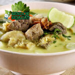 Soto Kuning Bogor dengan daging sapi, kuah santan, dan emping