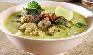 Soto Kuning Bogor dengan daging sapi, kuah santan, dan emping