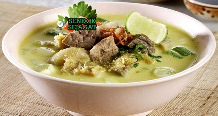Soto Kuning Bogor dengan daging sapi, kuah santan, dan emping