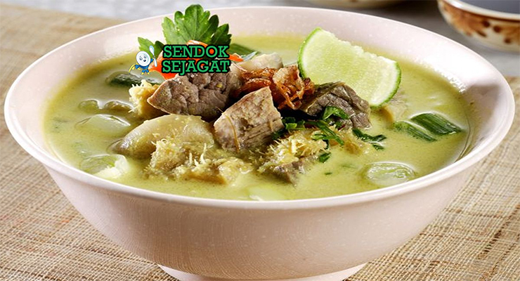 Soto Kuning Bogor dengan daging sapi, kuah santan, dan emping