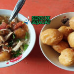Soto Lenthok Yogyakarta dengan kuah bening dan perkedel jagung