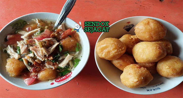 Soto Lenthok Yogyakarta dengan kuah bening dan perkedel jagung