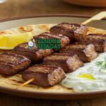Souvlaki dengan daging panggang dalam pita dan saus tzatziki