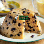 Spotted Dick dengan saus custard dan taburan gula bubuk