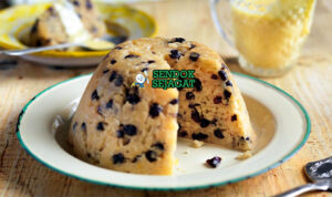 Spotted Dick dengan saus custard dan taburan gula bubuk