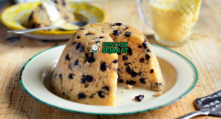 Spotted Dick dengan saus custard dan taburan gula bubuk