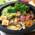 Sukiyaki dengan daging sapi, sayuran, dan kuah manis gurih