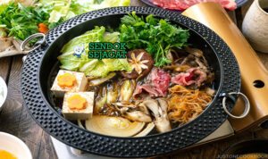 Sukiyaki dengan daging sapi, sayuran, dan kuah manis gurih