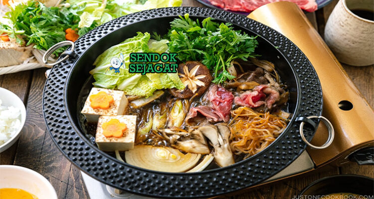 Sukiyaki dengan daging sapi, sayuran, dan kuah manis gurih