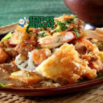 Tahu Gimbal dengan tahu goreng, udang, dan saus kacang pedas