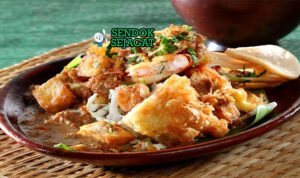 Tahu Gimbal dengan tahu goreng, udang, dan saus kacang pedas