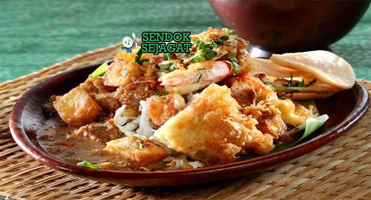 Tahu Gimbal dengan tahu goreng, udang, dan saus kacang pedas