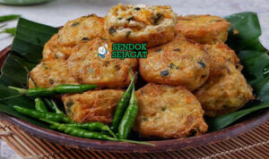 Tahu Isi goreng renyah dengan isian sayuran di piring saji