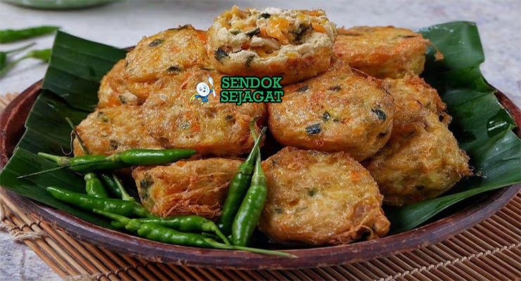 Tahu Isi goreng renyah dengan isian sayuran di piring saji