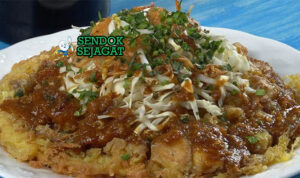 Tahu Telur khas Jawa Timur dengan saus kacang dan tauge