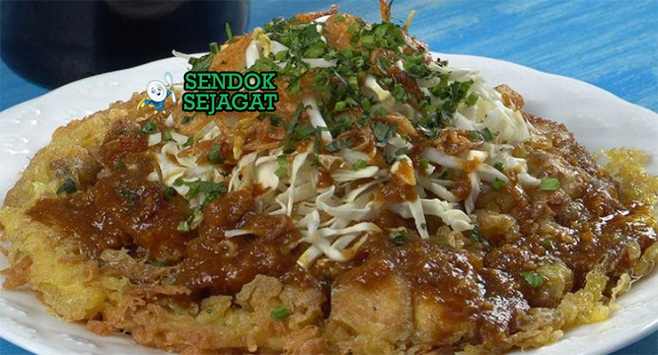 Tahu Telur khas Jawa Timur dengan saus kacang dan tauge