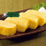 Tamagoyaki omelet gulung dengan nasi dan sup miso