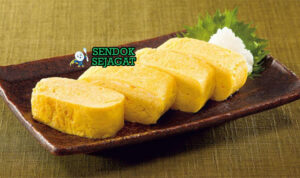 Tamagoyaki omelet gulung dengan nasi dan sup miso