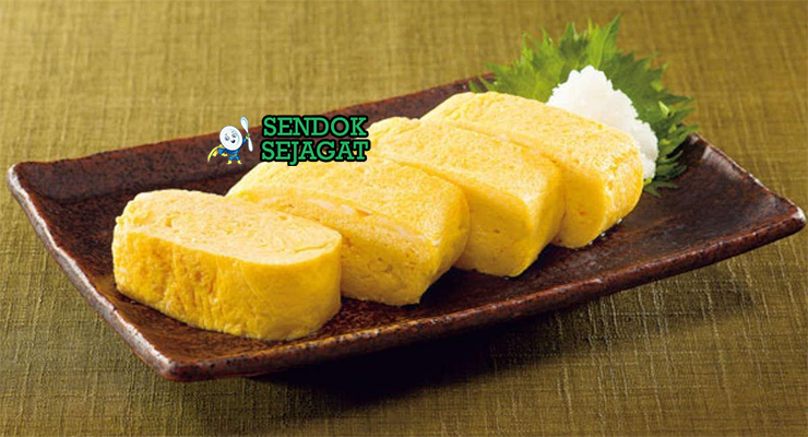 Tamagoyaki omelet gulung dengan nasi dan sup miso