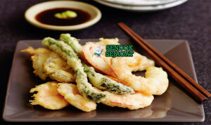 Tempura dengan udang, sayuran, dan saus tentsuyu