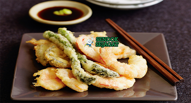 Tempura dengan udang, sayuran, dan saus tentsuyu