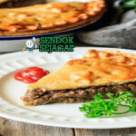 Tourtière dengan kulit pai renyah dan isian daging