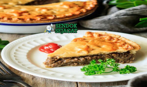 Tourtière dengan kulit pai renyah dan isian daging