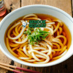 Udon Noodle Soup dengan mi tebal dan topping tempura