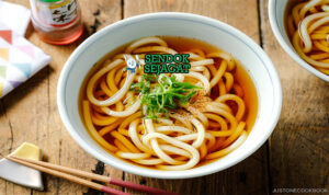 Udon Noodle Soup dengan mi tebal dan topping tempura
