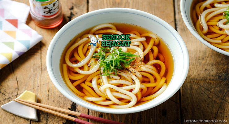Udon Noodle Soup dengan mi tebal dan topping tempura