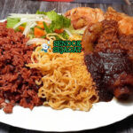 Waakye dengan nasi kacang, stew daging, dan telur